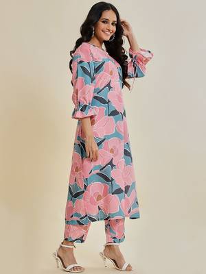 Floral Printed Straight Woolen Kurta with Trousers 3