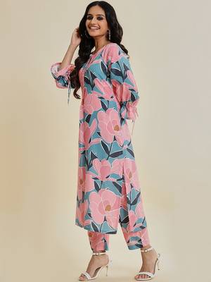 Floral Printed Straight Woolen Kurta with Trousers 4