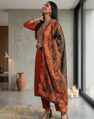 Floral Embroidered Thread Work Kurta & Trousers With Dupatta 3