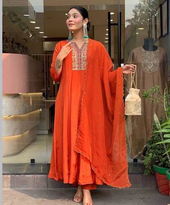 Orange silk blend embroidered kurta set 2