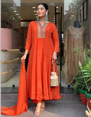 Orange silk blend embroidered kurta set 4