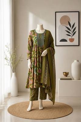Green silk blend embroidered kurta set 2