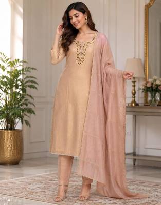 Gold silk blend embroidered kurta set 1