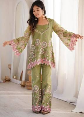 Light-green silk blend embroidered kurta set 3