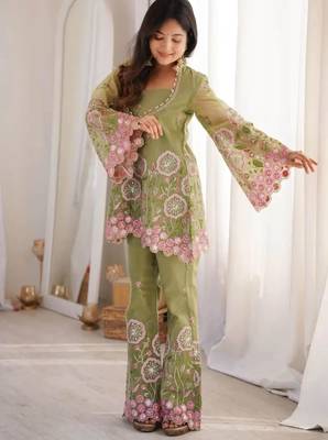 Light-green silk blend embroidered kurta set 4