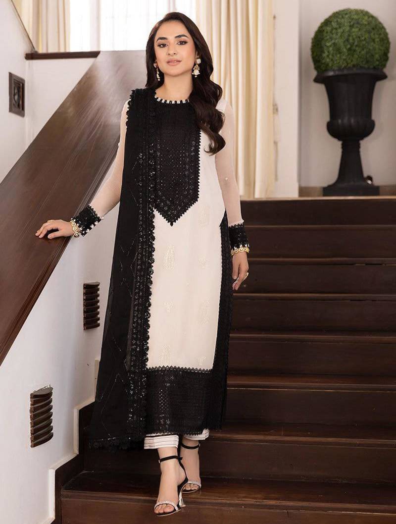 Off-white crepe embroidered kurta set