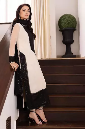 Off-white crepe embroidered kurta set