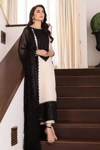 Off-white crepe embroidered kurta set