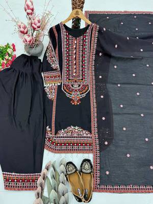 Black chanderi embroidered farshi salwar set 3