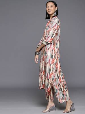Women Abstract Printed Regular Kurta With Trousers 5