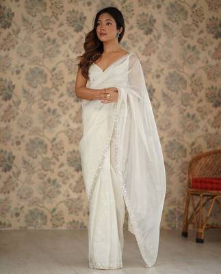 Cream net embellished saree with unstitched blouse piece. 5