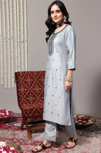 Ethnic Motifs Embroidered Thread work Straight Kurta & Trousers With Dupatta