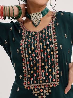 Green Ethnic Motifs Embroidered Sequinned Straight Kurta & Trousers With Dupatta 2