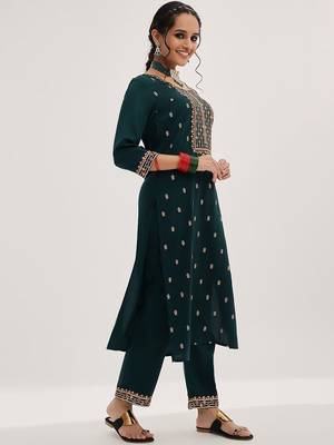 Green Ethnic Motifs Embroidered Sequinned Straight Kurta & Trousers With Dupatta 4