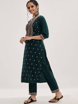 Green Ethnic Motifs Embroidered Sequinned Straight Kurta & Trousers With Dupatta 5