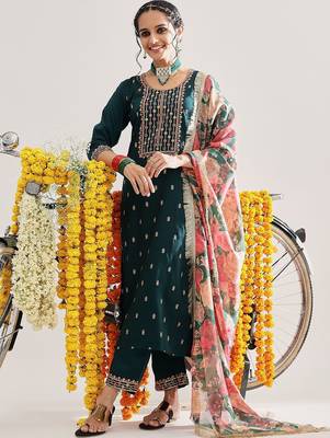 Green Ethnic Motifs Embroidered Sequinned Straight Kurta & Trousers With Dupatta 7