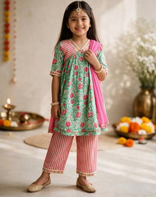Girls mint green & pink floral print kurta with pant & dupatta 3