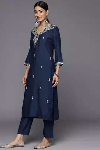 Floral Embroidered Regular Thread Work Kurta With Trousers & With Dupatta