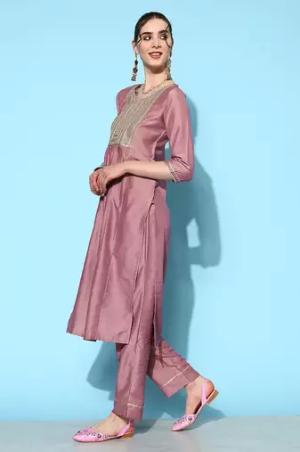 Women Mauve Embroidered Kurta With Trousers & Dupatta