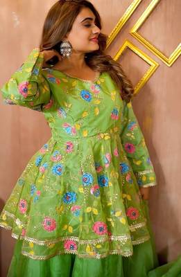 Women green floral embroidered peplum kurta with palazzo pant and dupatta 3