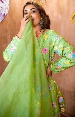 Women green floral embroidered peplum kurta with palazzo pant and dupatta 4
