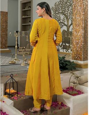 Women’s mustard yellow embroidered long flared kurta pant set with contrast pink border work dupatta 3