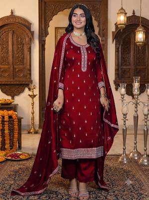 Women embroidered silk blend kurta with pant & dupatta set 3