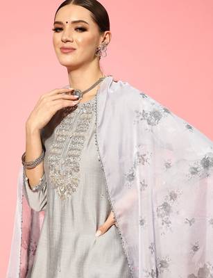Floral Embroidered Regular Beads and Stones Kurta with Trousers & Dupatta 3