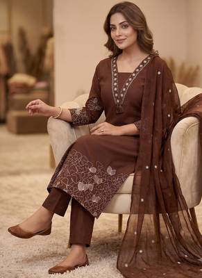 Women embroidered v-neck kurta with pant and dupatta set 2