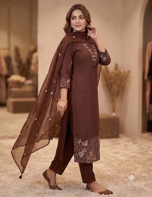 Women embroidered v-neck kurta with pant and dupatta set 3