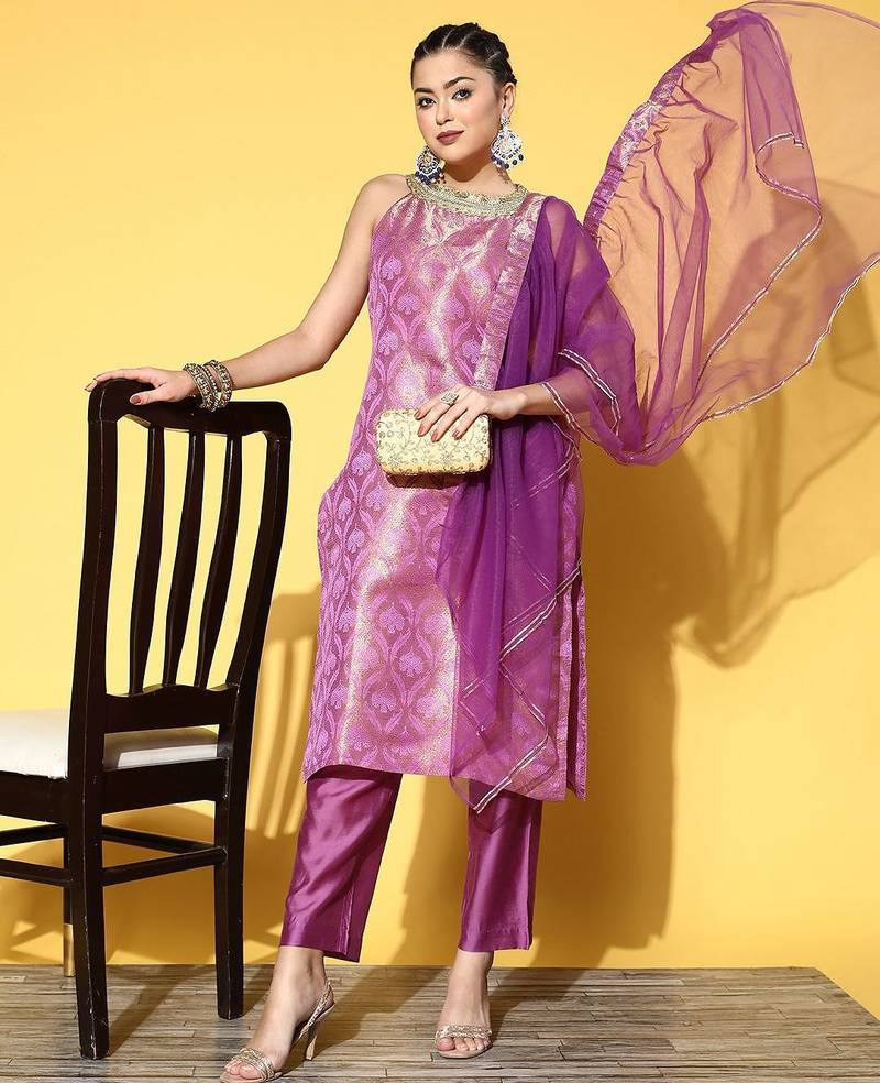 Women Floral Silk Blend Woven Metallic Kurta Set