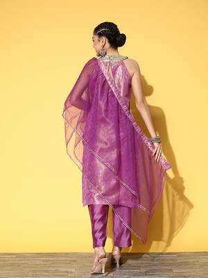 Women Floral Silk Blend Woven Metallic Kurta Set 4