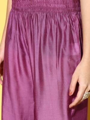 Women Floral Silk Blend Woven Metallic Kurta Set 6