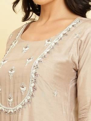 Floral Embroidered Regular Beads and Stones Kurta With Trousers & Dupatta 2