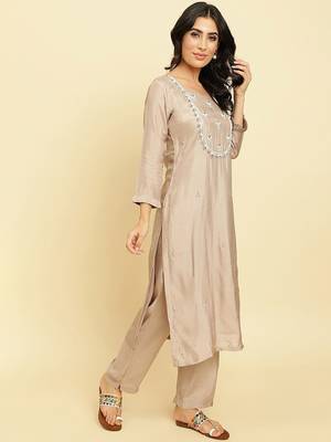 Floral Embroidered Regular Beads and Stones Kurta With Trousers & Dupatta 4