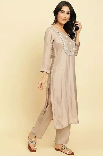 Floral Embroidered Regular Beads and Stones Kurta With Trousers & Dupatta