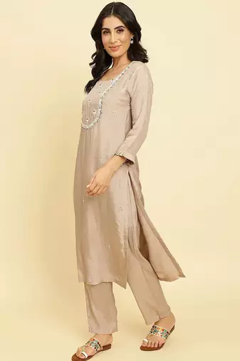 Floral Embroidered Regular Beads and Stones Kurta With Trousers & Dupatta