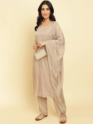 Floral Embroidered Regular Beads and Stones Kurta With Trousers & Dupatta 7