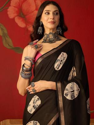 Black silk cotton bandhni printed saree with unstitched blouse piece. 4