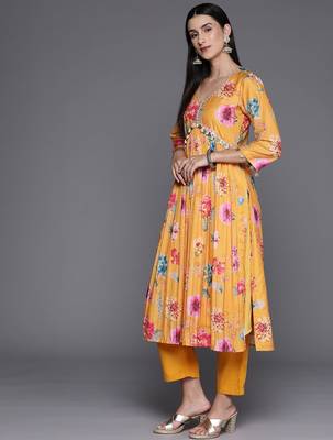 Women Floral Printed Empire Beads and Stones Kurta with Trousers & With Dupatta 5