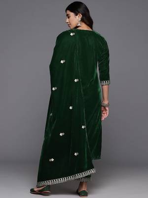 Winter floral Zari Embroidered Velvet Kurta Set with Dupatta. 7