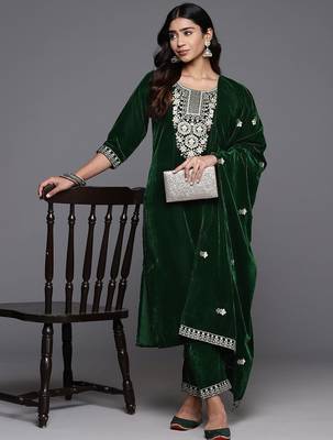 Winter floral Zari Embroidered Velvet Kurta Set with Dupatta. 8
