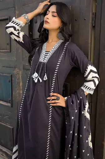 Women Printed Regular Thread Work Kurta with Trousers & With Dupatta