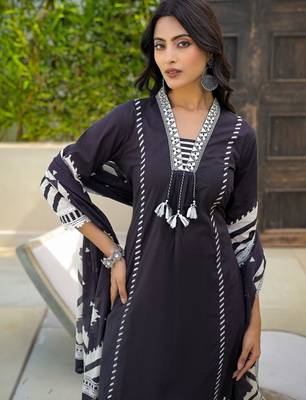 Women Printed Regular Thread Work Kurta with Trousers & With Dupatta 5