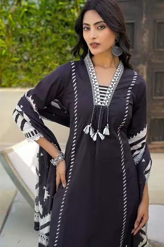 Women Printed Regular Thread Work Kurta with Trousers & With Dupatta