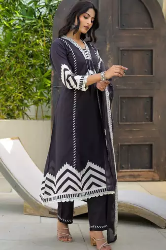 Women Printed Regular Thread Work Kurta with Trousers & With Dupatta