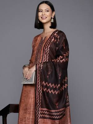 Printed Regular Sequinned Chanderi Silk Kurta with Trousers & Dupatta 2