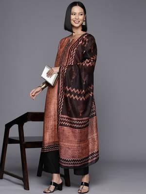 Printed Regular Sequinned Chanderi Silk Kurta with Trousers & Dupatta 8