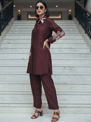 Women Floral Printed Regular Kurta with Trousers 1
