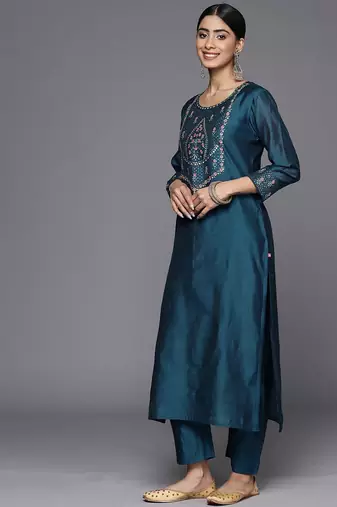 Floral Embroidered Sequinned Chanderi Silk Kurta With Trousers & With Dupatta